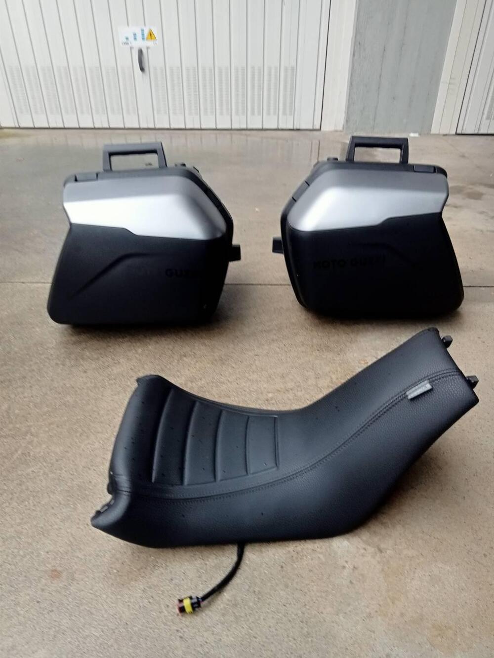 Moto Guzzi V100 Mandello S (2022 - 24) (3)