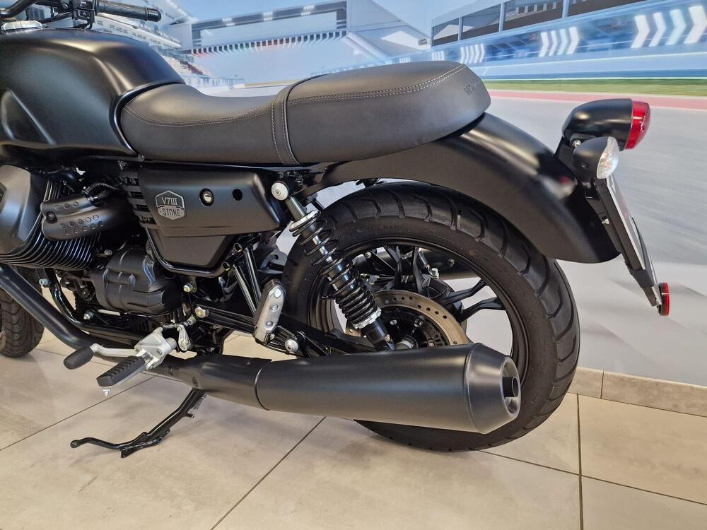 Moto Guzzi V7 III Stone (2017 - 20) (7)