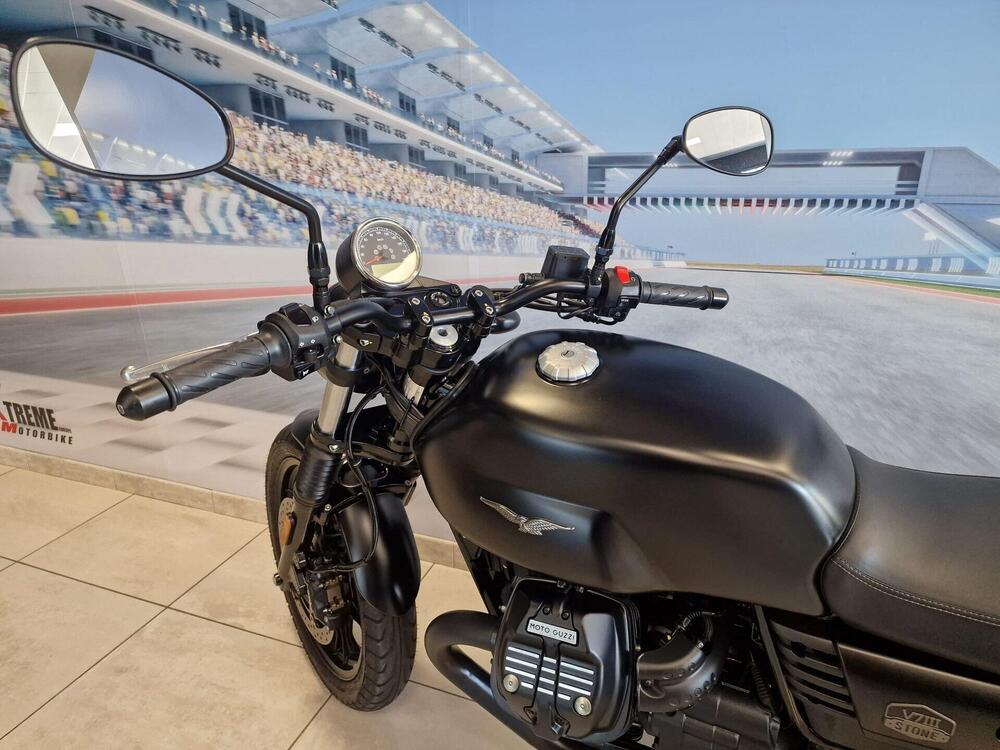 Moto Guzzi V7 III Stone (2017 - 20) (9)