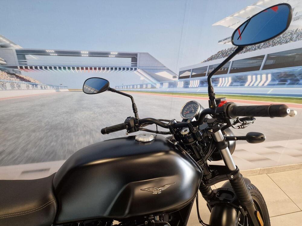 Moto Guzzi V7 III Stone (2017 - 20) (18)