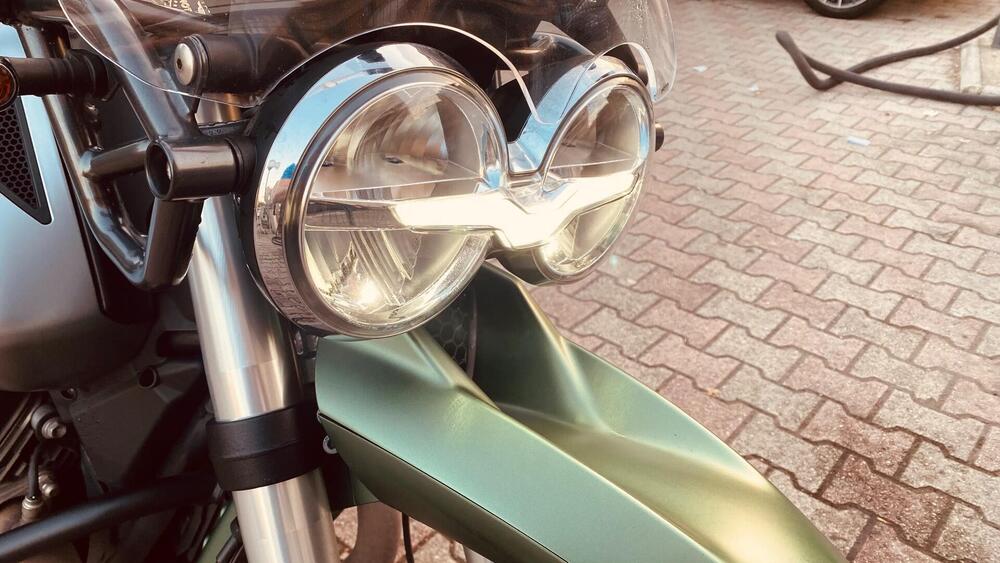 Moto Guzzi V85 TT Centenario (2021 - 22) (2)