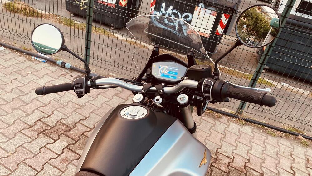 Moto Guzzi V85 TT Centenario (2021 - 22) (4)