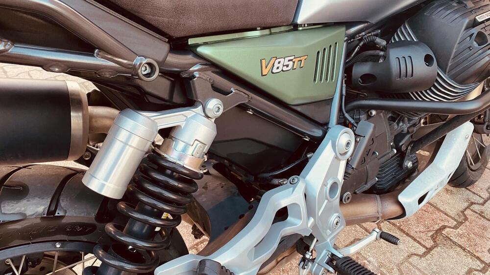 Moto Guzzi V85 TT Centenario (2021 - 22) (8)