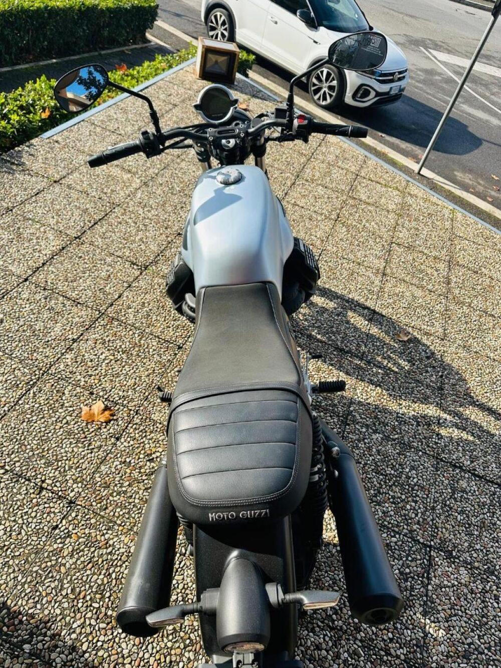 Moto Guzzi V7 Stone (2021 - 24) (3)