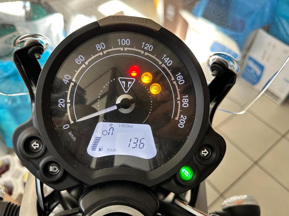 Triumph Street Twin 900 (2021 - 22) (3)