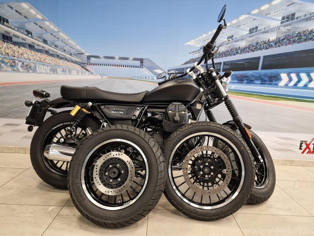 Moto Guzzi V9 Bobber (2016 - 18) (18)