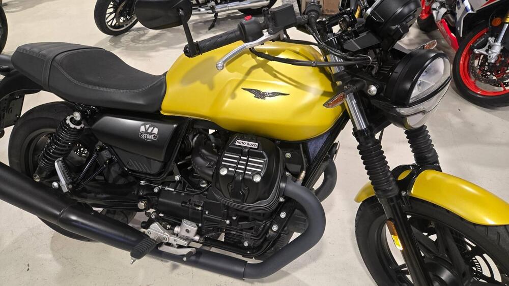 Moto Guzzi V7 Stone (2021 - 24) (2)