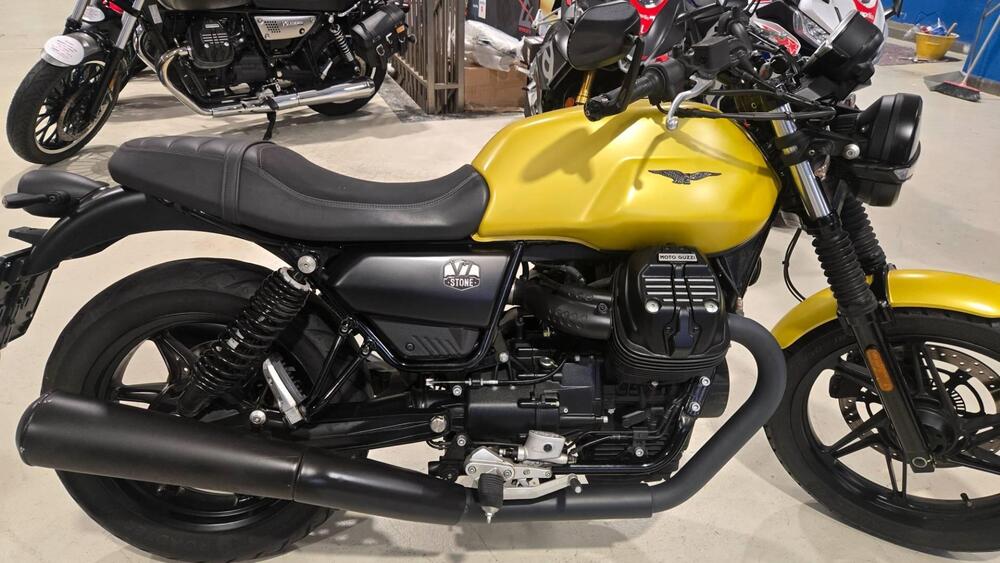 Moto Guzzi V7 Stone (2021 - 24) (3)