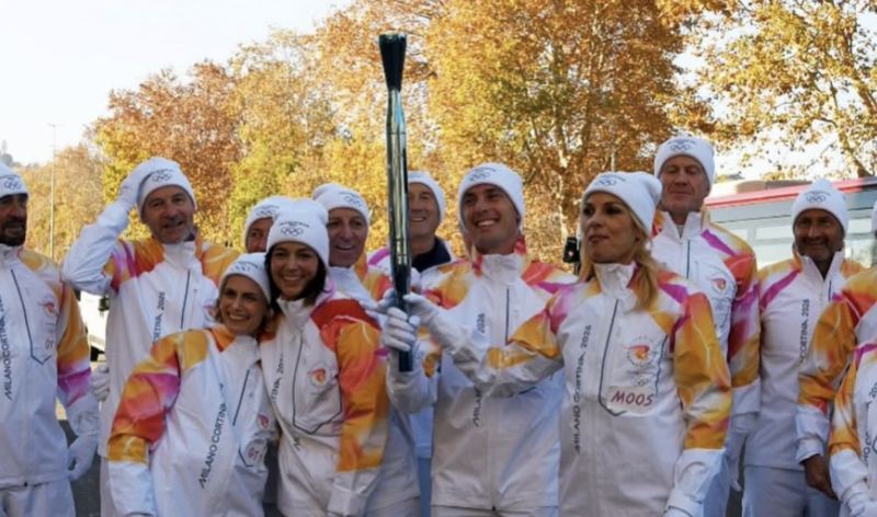 Alessandro Lupino con la Fiamma Olimpica