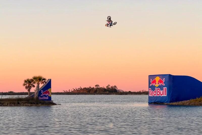 Tyler Bereman salta da un&rsquo;isola all&rsquo;altra in moto: tutto filmato con un iPhone