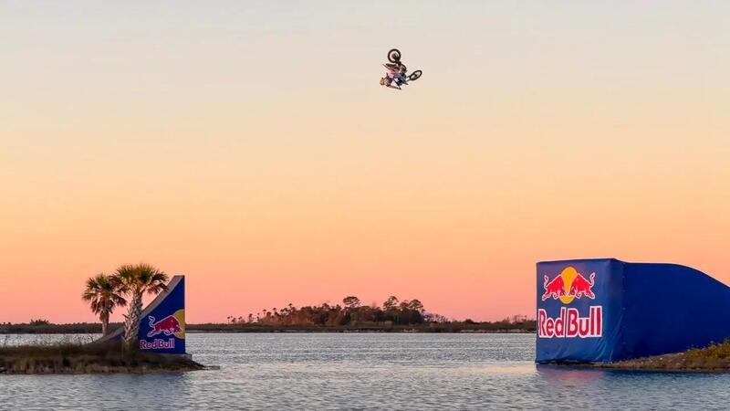 Tyler Bereman salta da un&rsquo;isola all&rsquo;altra in moto: tutto filmato con un iPhone