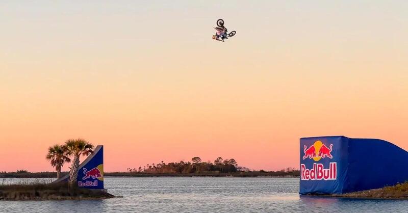 Tyler Bereman salta da un&rsquo;isola all&rsquo;altra in moto: tutto filmato con un iPhone