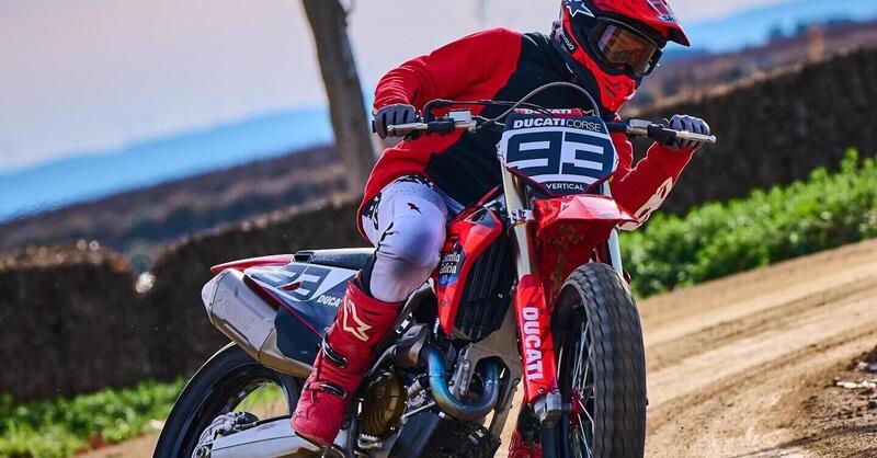 MotoGP 2025. Si ricomincia: Marc M&aacute;rquez &egrave; tornato in moto, su una Ducati da flat track! 