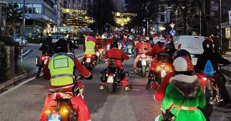 Trecento moto uniscono Massa e Carrara: i Babbo Natale hanno portato i giochi ai bambini [VIDEO]
