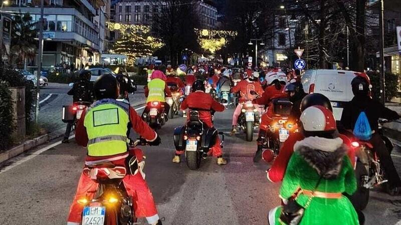 Trecento moto uniscono Massa e Carrara: i Babbo Natale hanno portato i giochi ai bambini [VIDEO]