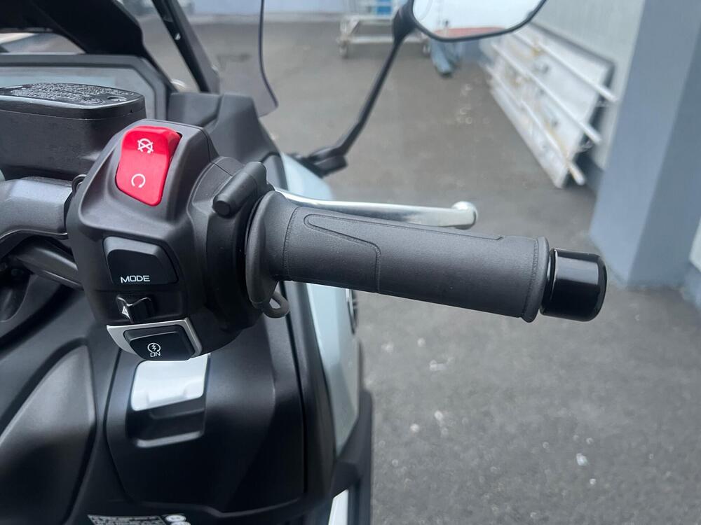 Yamaha T-Max 560 Tech Max (2025) (13)