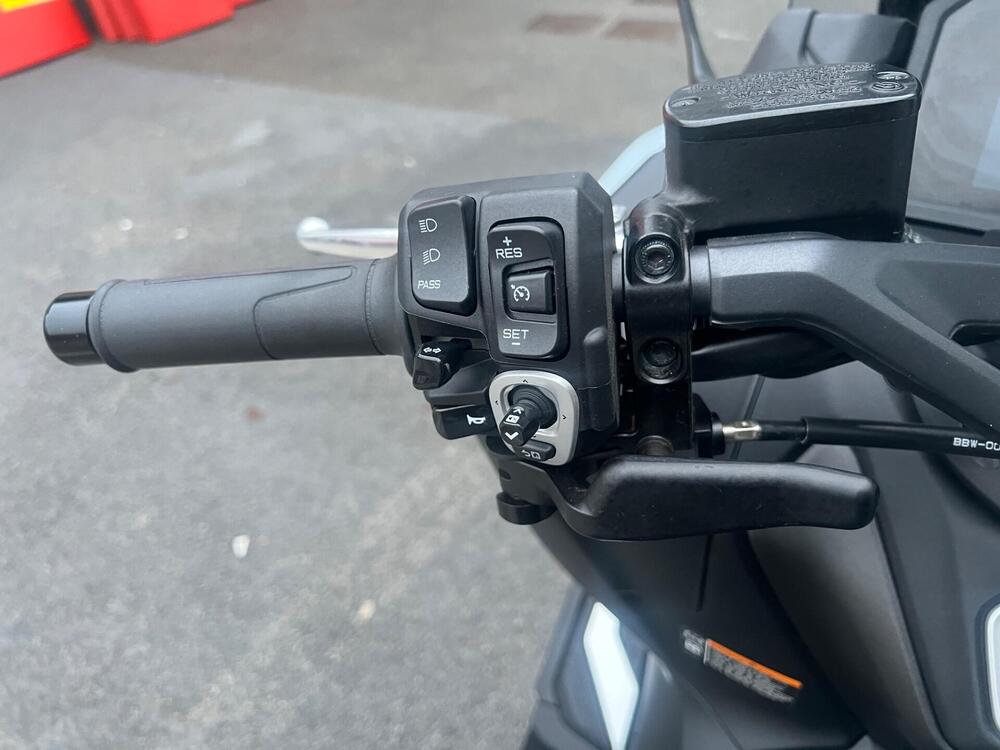 Yamaha T-Max 560 Tech Max (2025) (14)