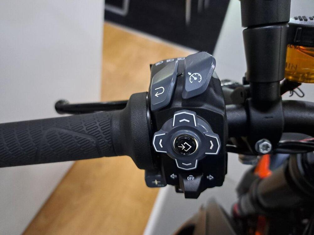 KTM 1290 Super Duke R (2022 - 23) (6)