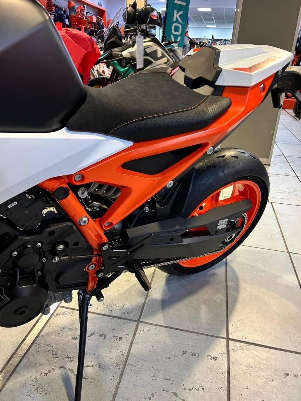 KTM 990 Duke R (2026) (6)