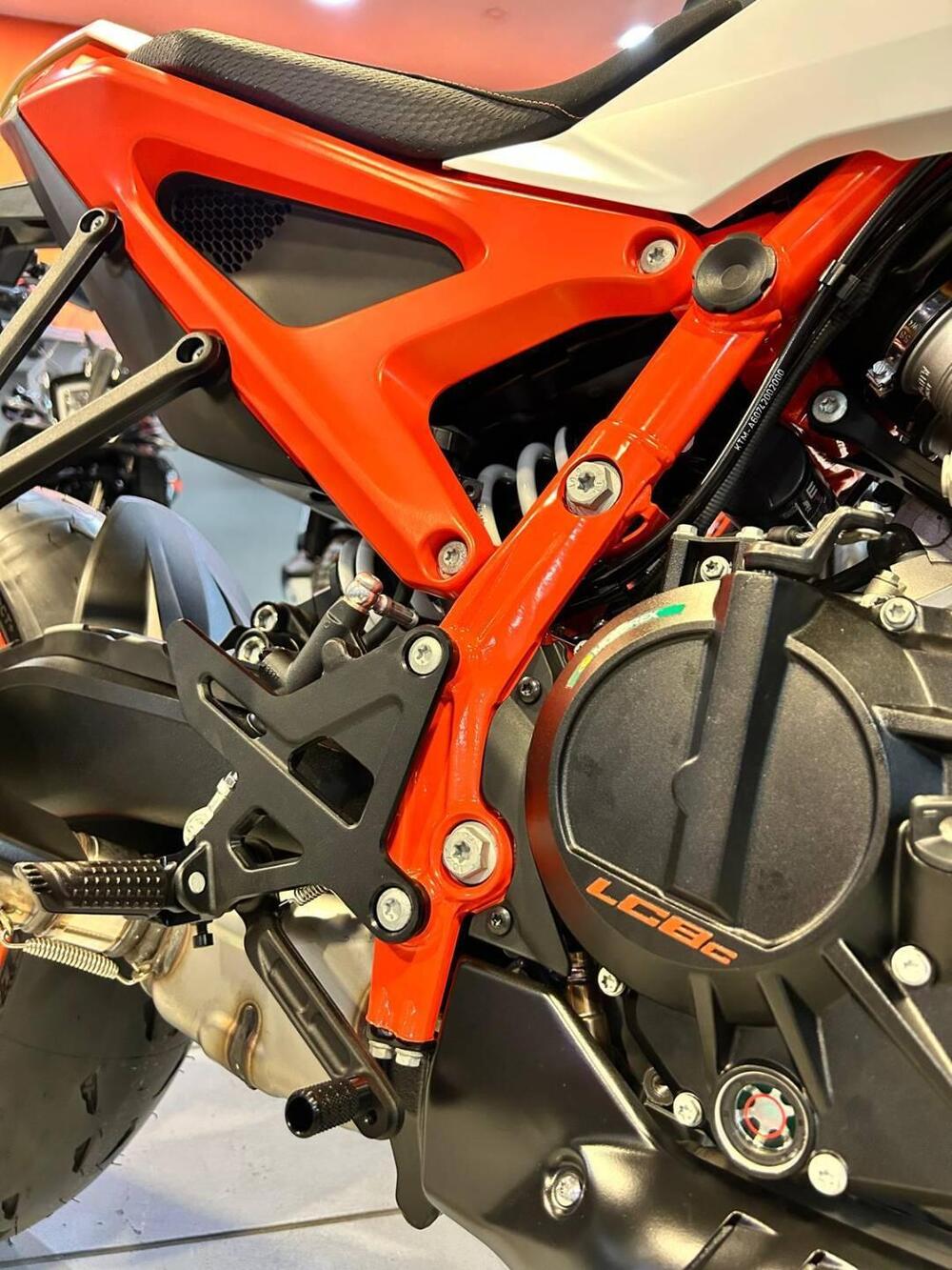 KTM 990 Duke R (2026) (10)