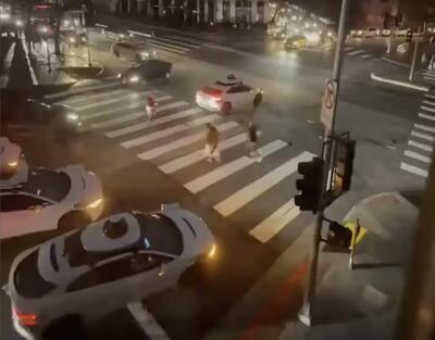 Blackout a San Francisco, i robotaxi Waymo si bloccano in strada: traffico paralizzato in tutta la citt&agrave;