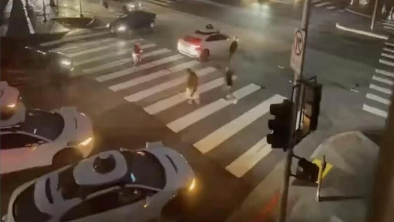 Blackout a San Francisco, i robotaxi Waymo si bloccano in strada: traffico paralizzato in tutta la citt&agrave;