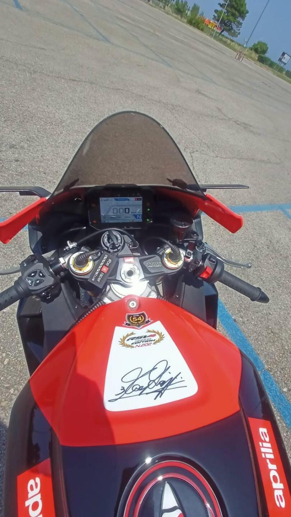 Aprilia RSV4 1100 Factory SE-09 SBK (2024) (8)