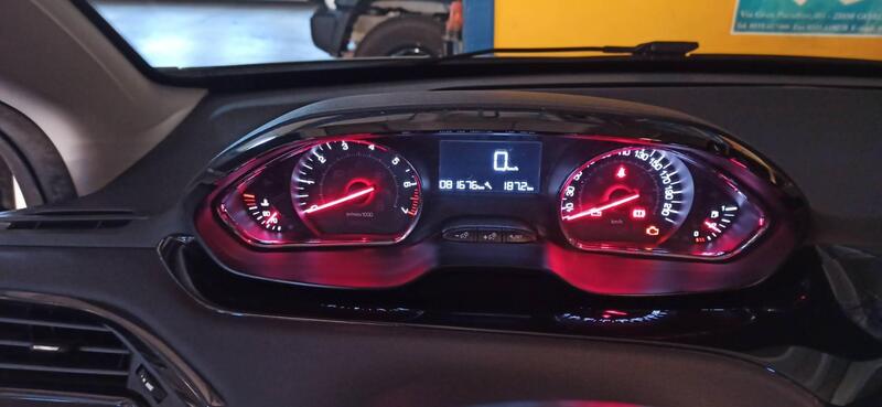 Peugeot 208 usata a Varese (9)