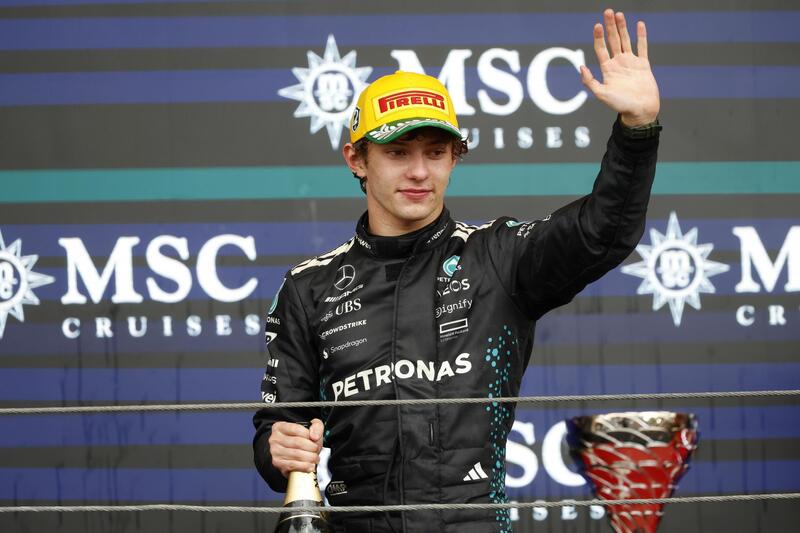 Andrea Kimi Antonelli sul podio in Brasile