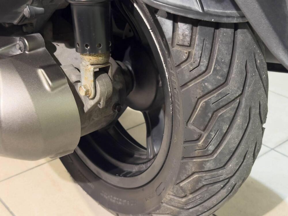 Kymco Downtown 300i (2009 - 17) (3)