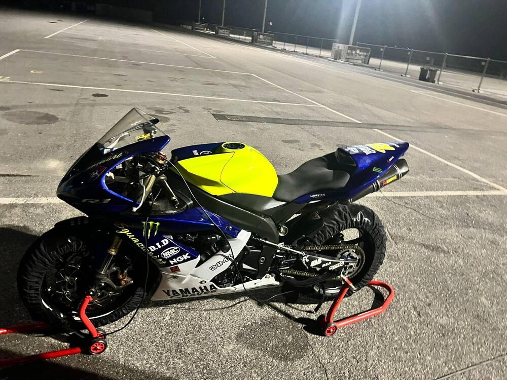 Yamaha YZF R1 (2004 - 05) (2)