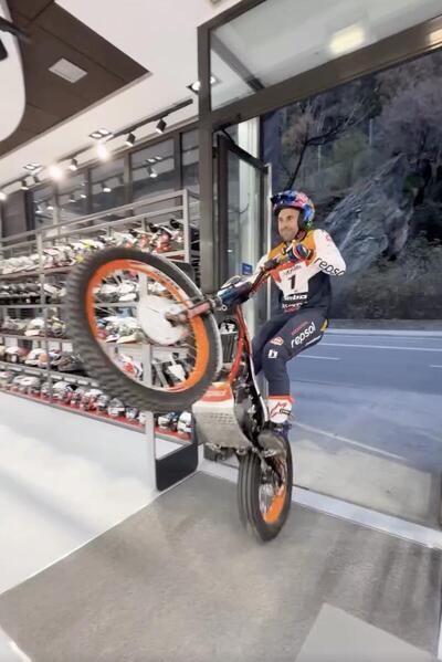 Il fenomeno Toni Bou percorre i 500mq di un negozio su una ruota [VIDEO]