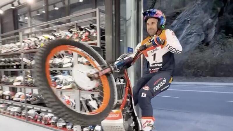 Il fenomeno Toni Bou percorre i 500mq di un negozio su una ruota [VIDEO]
