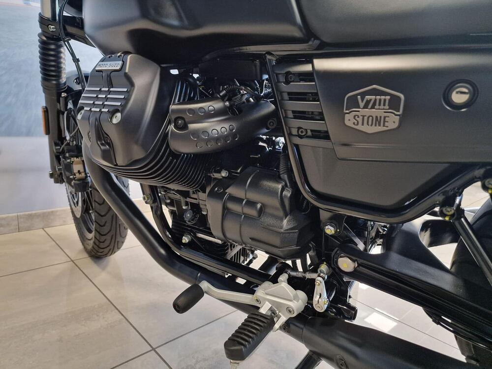 Moto Guzzi V7 III Stone (2017 - 20) (13)