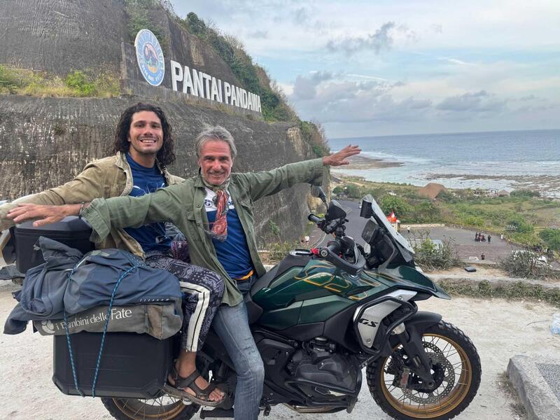 Andrea e Franco Antonello durante il loro viaggio in Indonesia