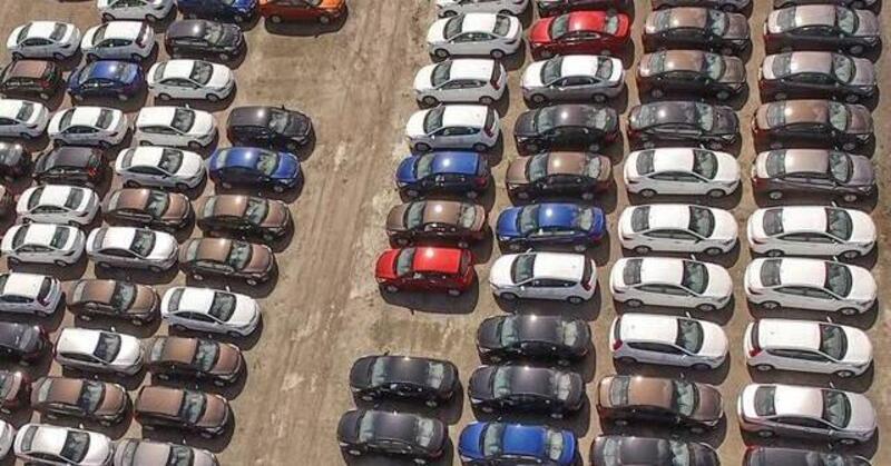 Prezzi auto 2025, la svolta storica: dopo quattro anni di rincari i listini finalmente scendono