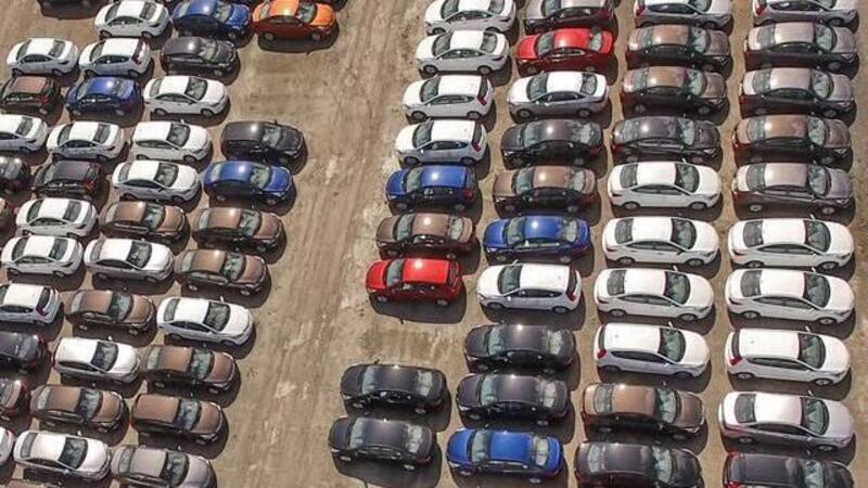 Prezzi auto 2025, la svolta storica: dopo quattro anni di rincari i listini finalmente scendono