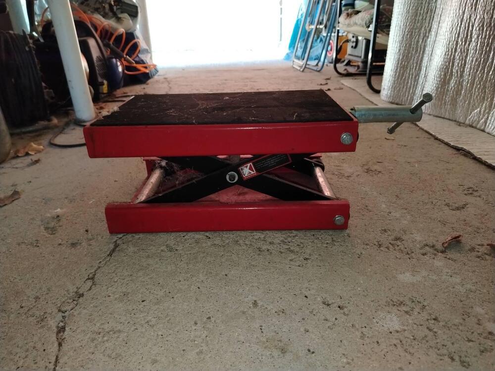 Cavalletti sollevatori per moto 100 %