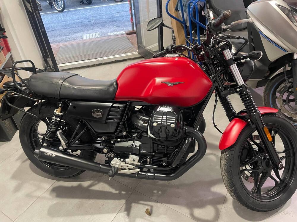 Moto Guzzi V7 III Stone (2017 - 20) (2)