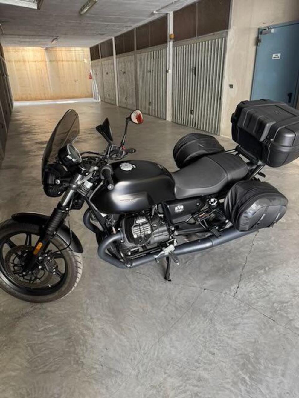Moto Guzzi V7 Stone (2021 - 24) (3)