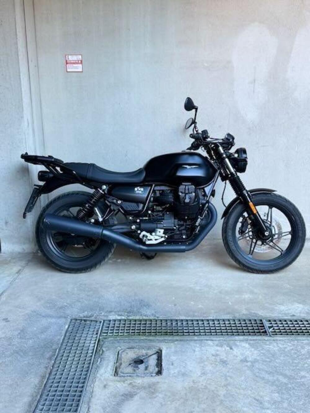 Moto Guzzi V7 Stone (2021 - 24)