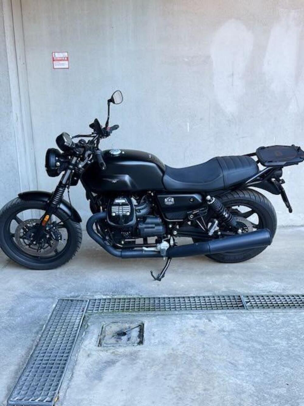 Moto Guzzi V7 Stone (2021 - 24) (2)