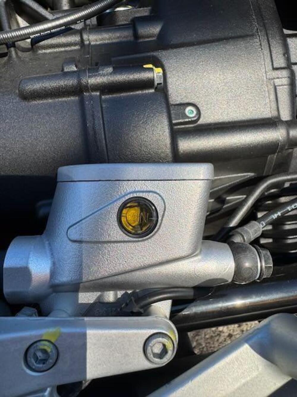 Moto Guzzi V7 Stone (2021 - 24) (8)