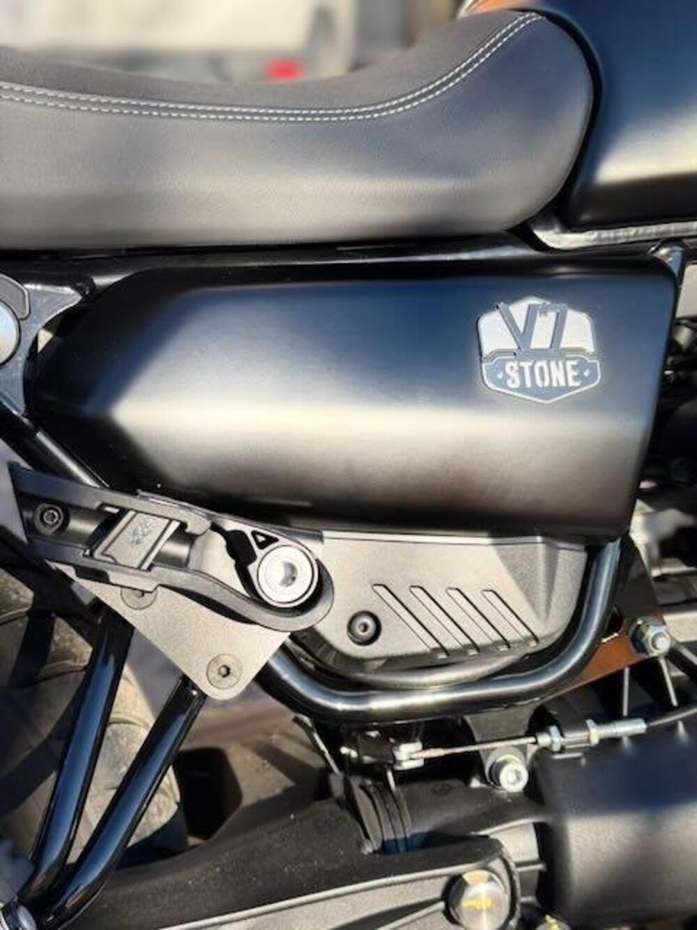 Moto Guzzi V7 Stone (2021 - 24) (7)