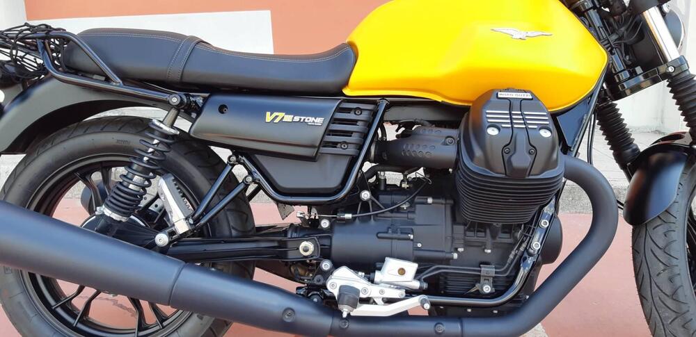 Moto Guzzi V7 III Stone (2017 - 20) (4)