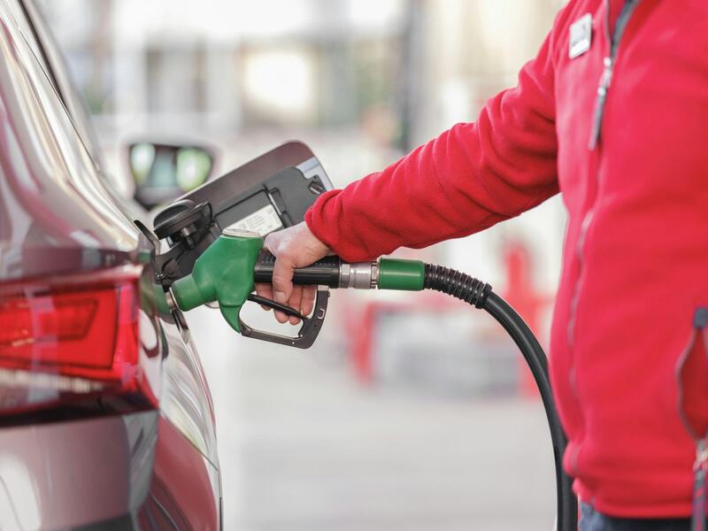 Fare il pieno costa meno: benzina mai stata cosi economica dal 2021