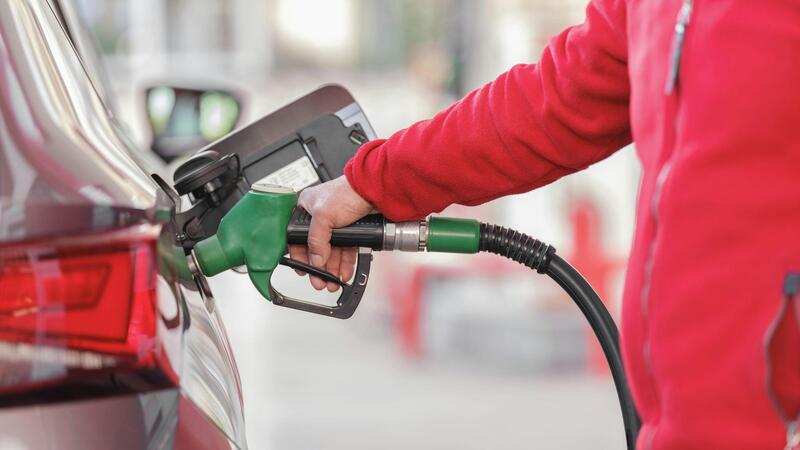 Fare il pieno costa meno: benzina mai stata cosi economica dal 2021
