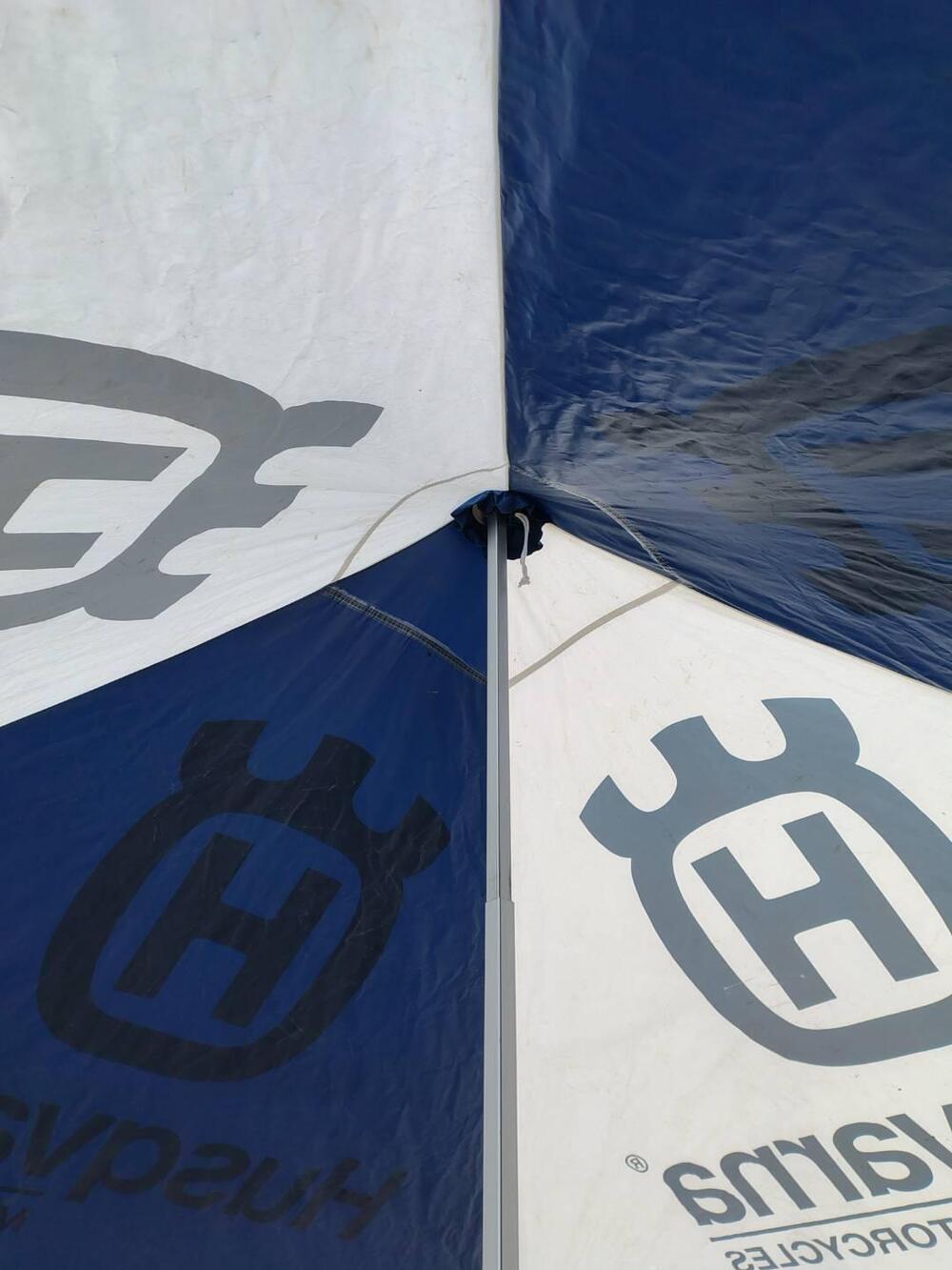 Gazebo Husqvarna 3x3 colore bianco e blu (3)