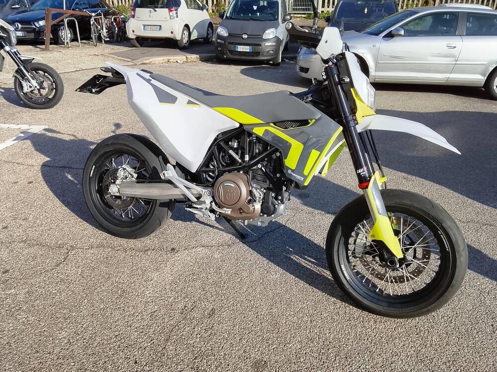 Husqvarna 701 Supermoto (2022) (2)