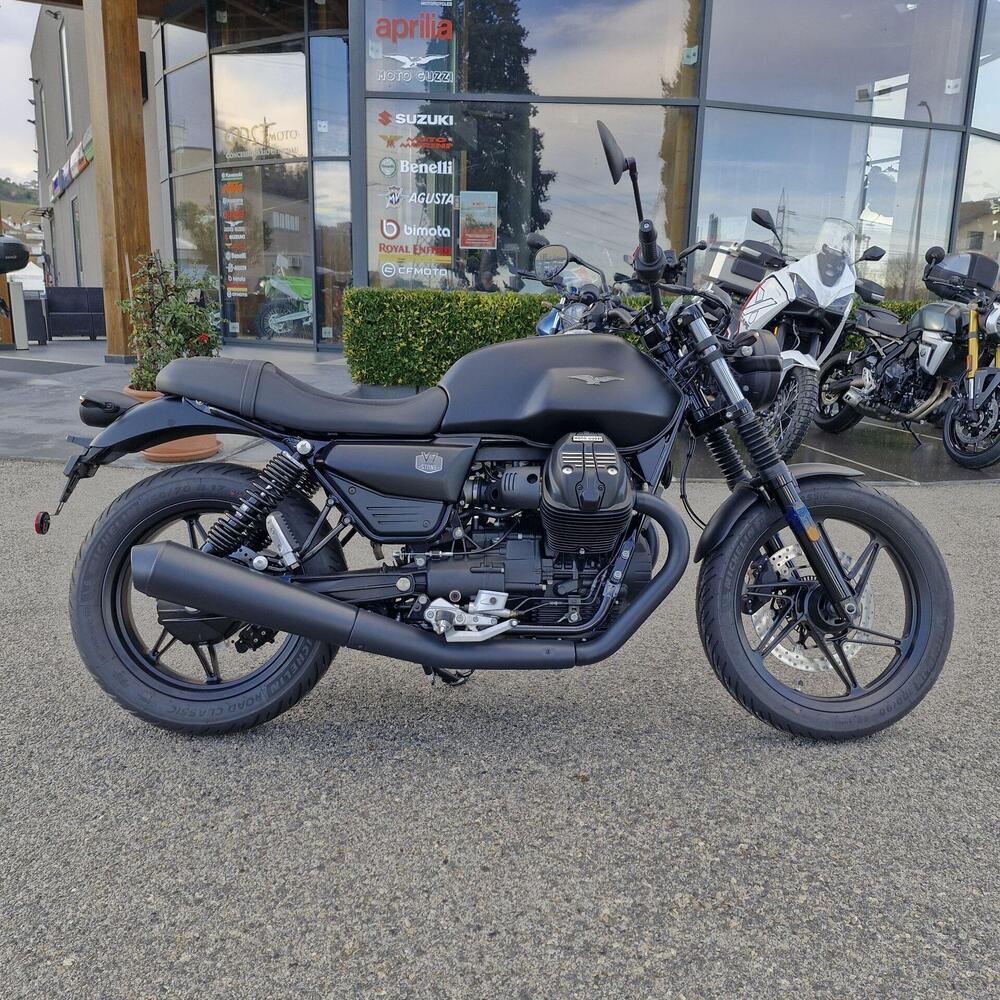 Moto Guzzi V7 Stone (2025) (2)